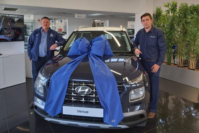 Caption 2 Peter Scott Dealer Principal at Hyundai Bloemfontein and Dewan Uys the New Car Manager